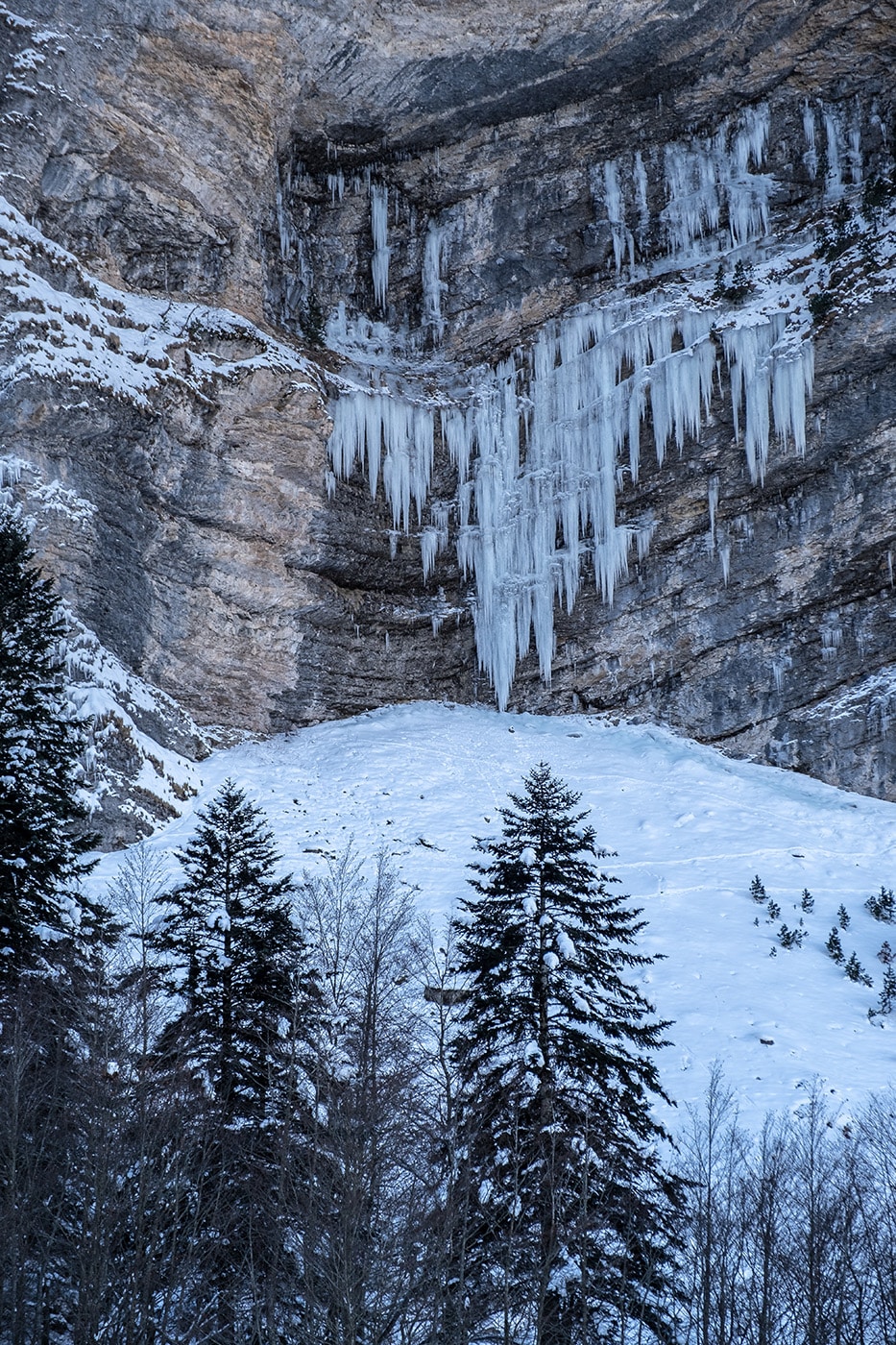 stalactites de glace au cirque de Gavarnie en hiver