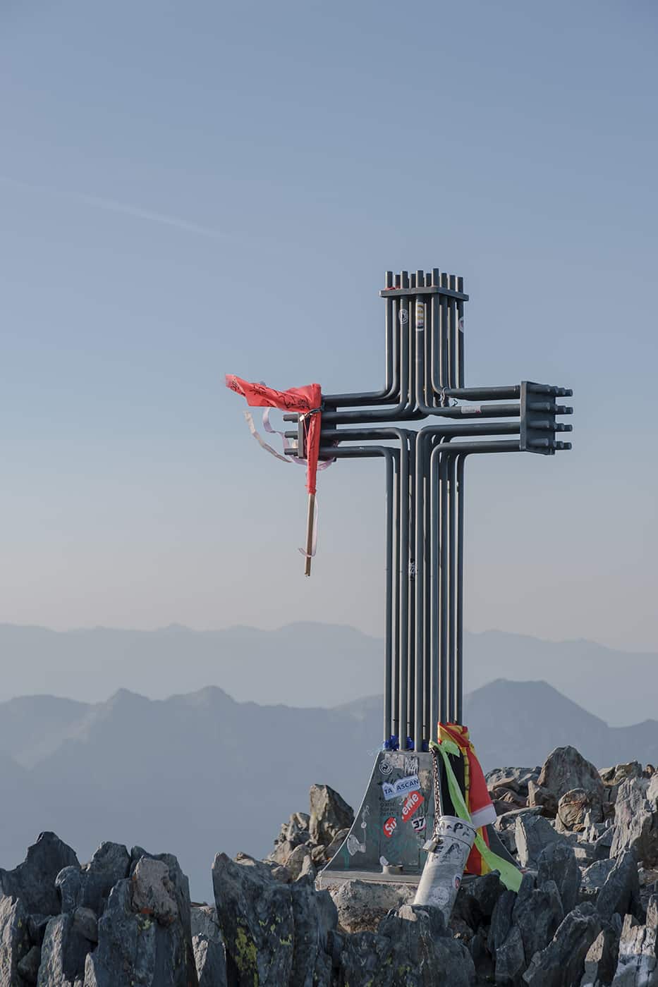 Croix au sommet de la pique d'Estats