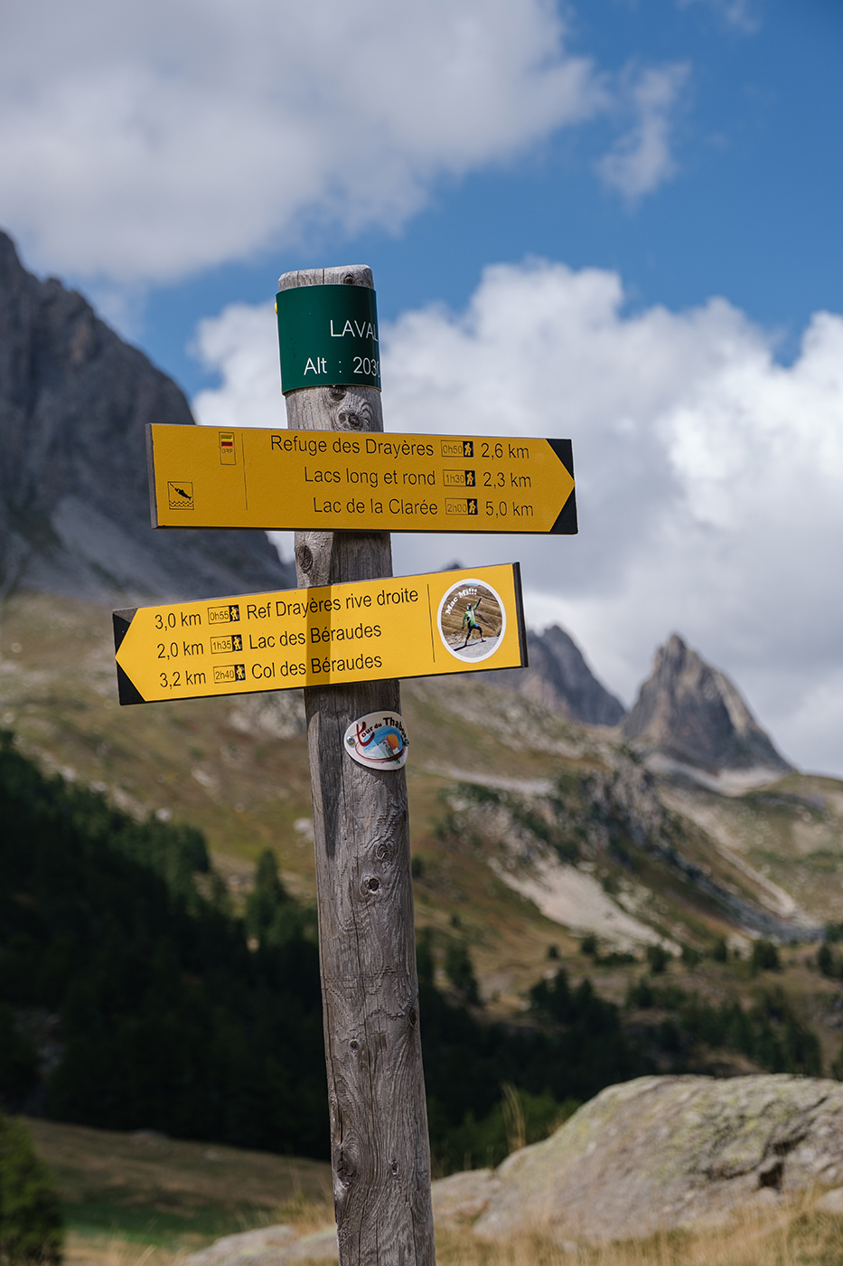 Panneau indiquant l'itinéraire pour le Mont Thabor dans la vallée de la Clarée