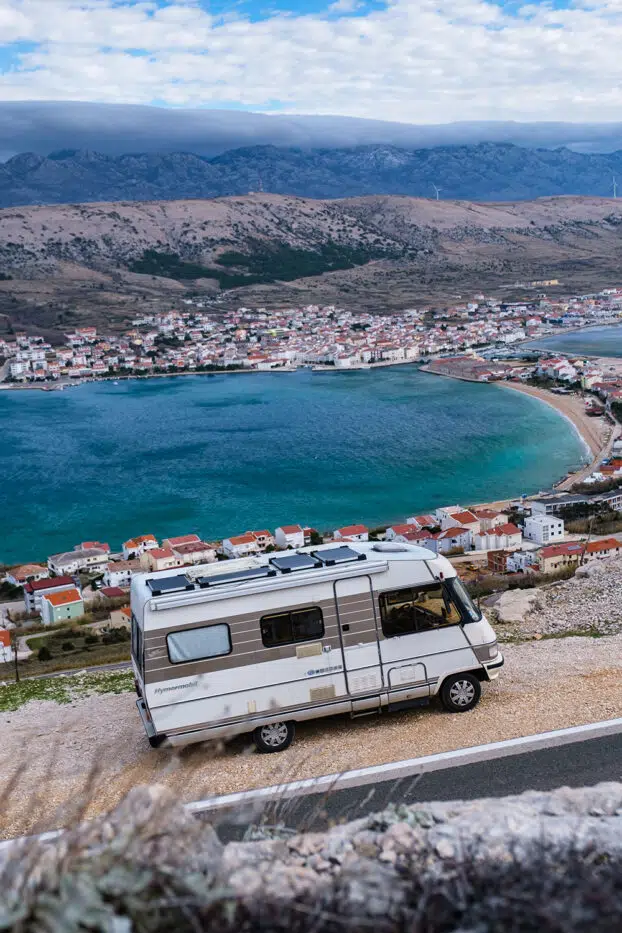 Road trip sur l'île de Pag en Croatie en camping-car