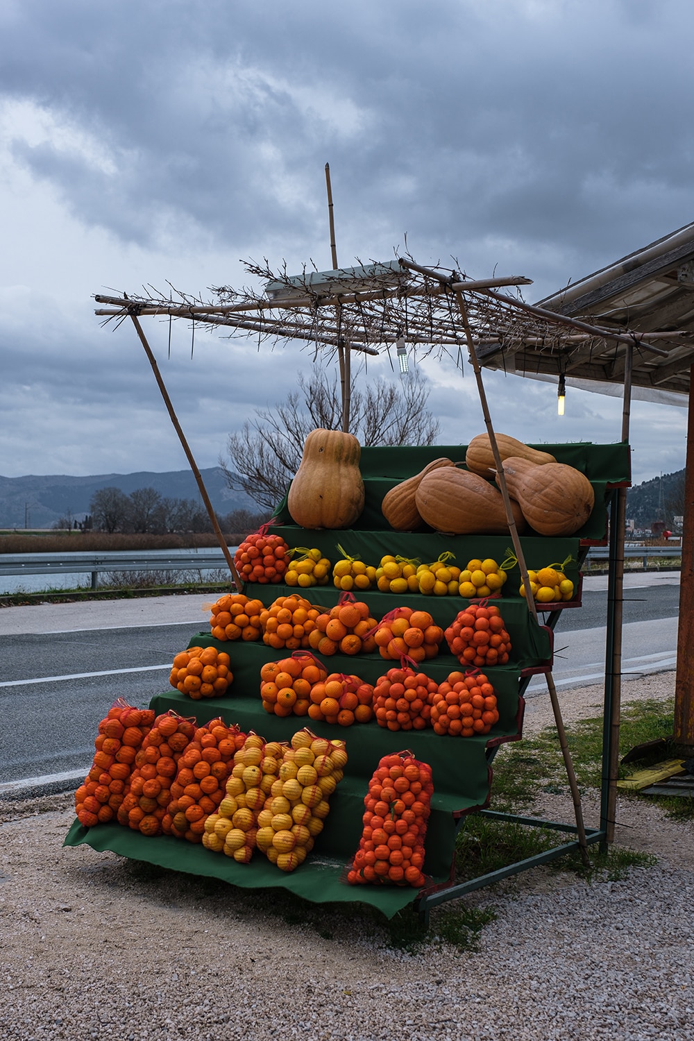 Vendeur de légumes au bord de la route en Croatie