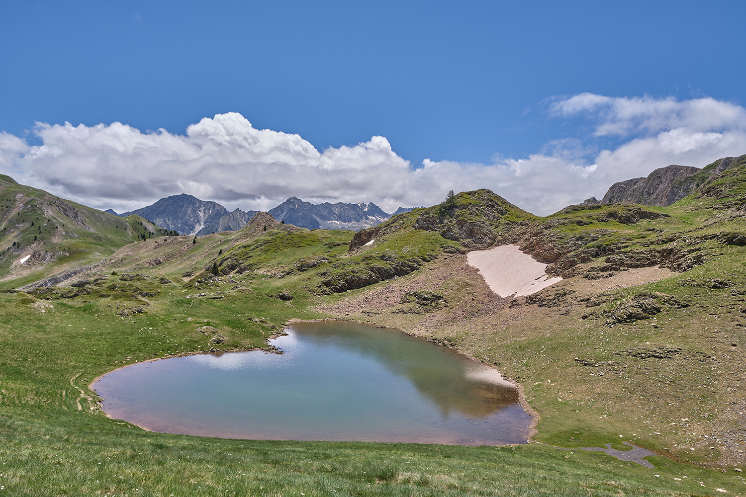 Lac en forme de coeur dans les Pyrénées