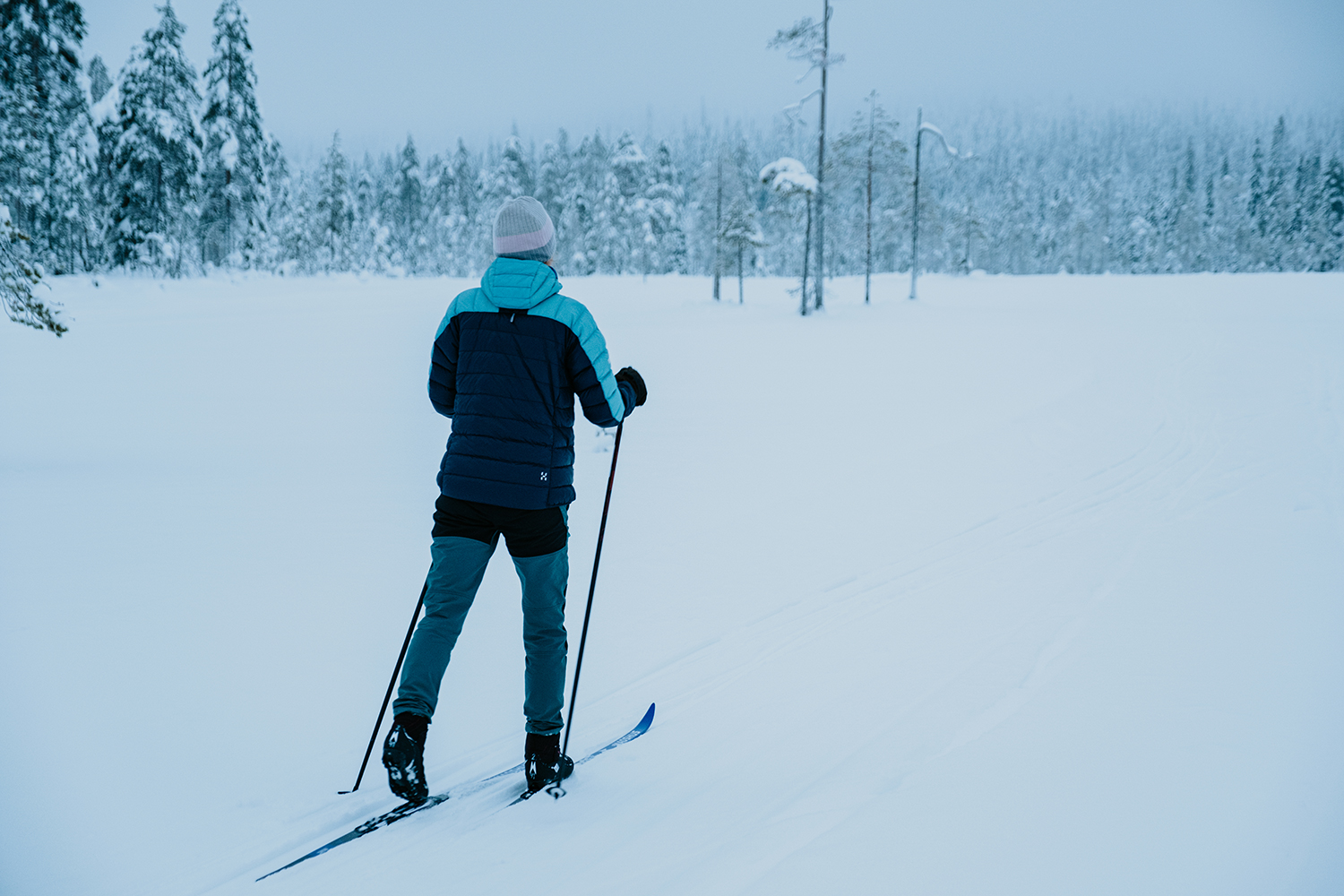 Skier dans le grand froid en Laponie